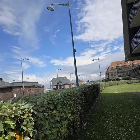 With Garden By The Sea Apartment *